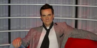 Robbie Williams lässt seinen Kaffee umrühren