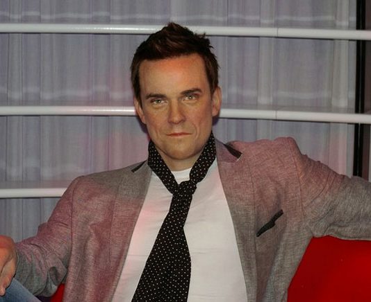 Robbie Williams lässt seinen Kaffee umrühren